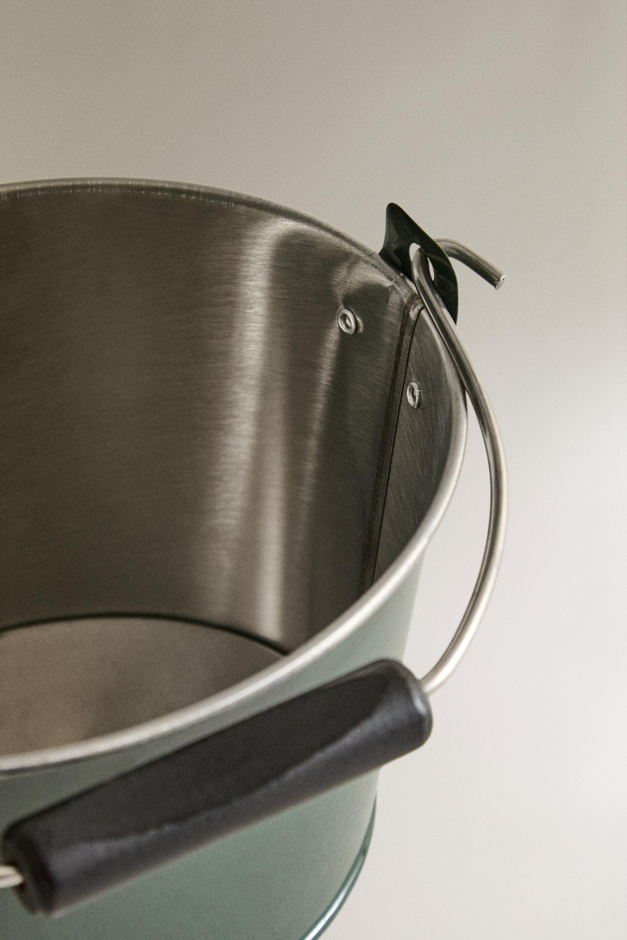 METAL CLOTHES PEG BUCKET